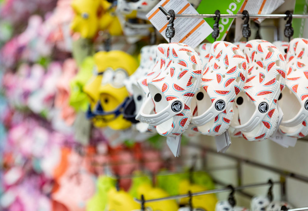 Cheap clothes for kids and mom in Orlando!! Orlando Premium Outlets! Orlando Outlet shopping!! Budget family clothes kids summer styles #summerstyle #momclothes #cheapmomclothes #kidsclothescheap #shoppingwithkids #orlandoshopping #orlandooutlets